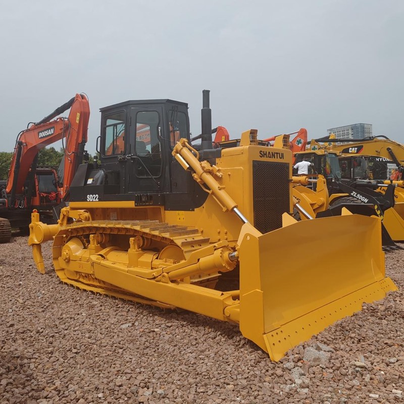 Bulldozer Shantui avec lame, vue de trois quarts