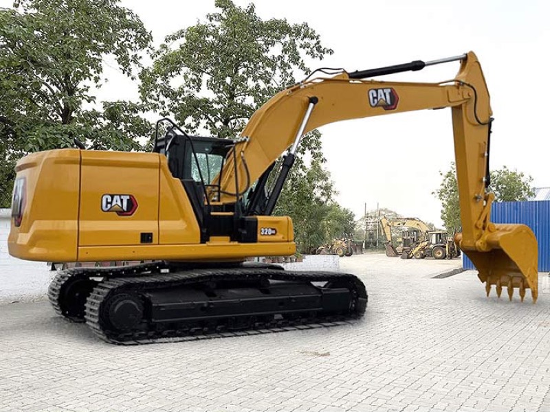 Pelle excavatrice CAT sur chenilles, vue de profil