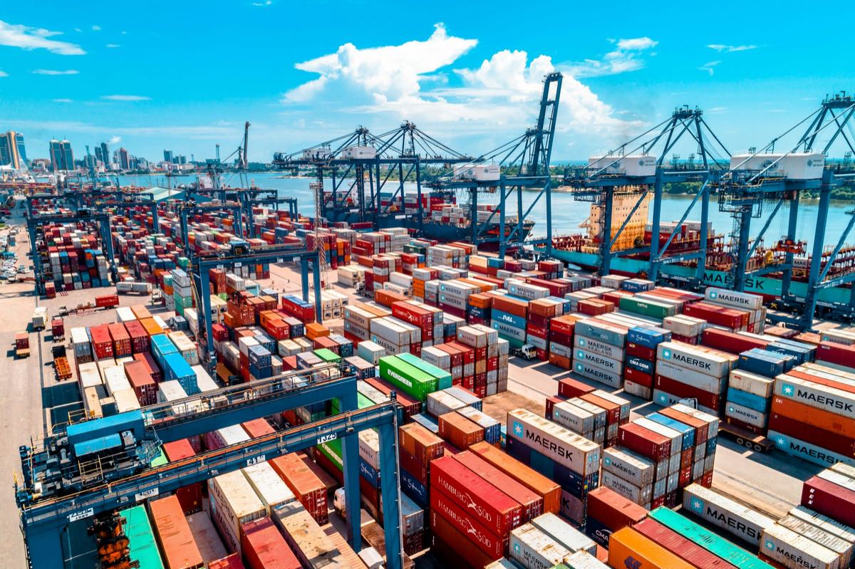 Terminal à conteneurs, grues portuaires et porte-conteneurs