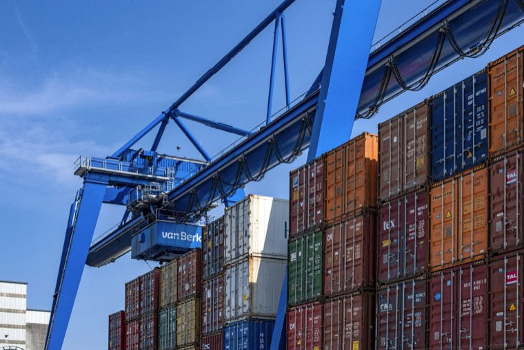Grues portiques et conteneurs empilés au terminal