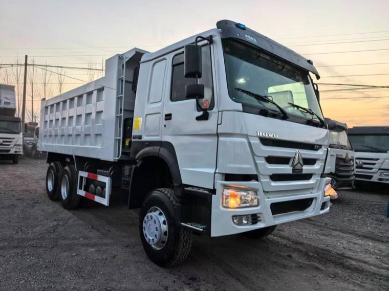 Camion benne HOWO blanc inspecté chez un fournisseur