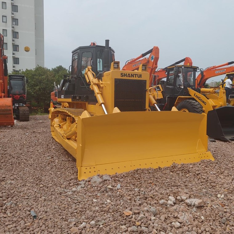 Bulldozer Shantui, lame vue de face