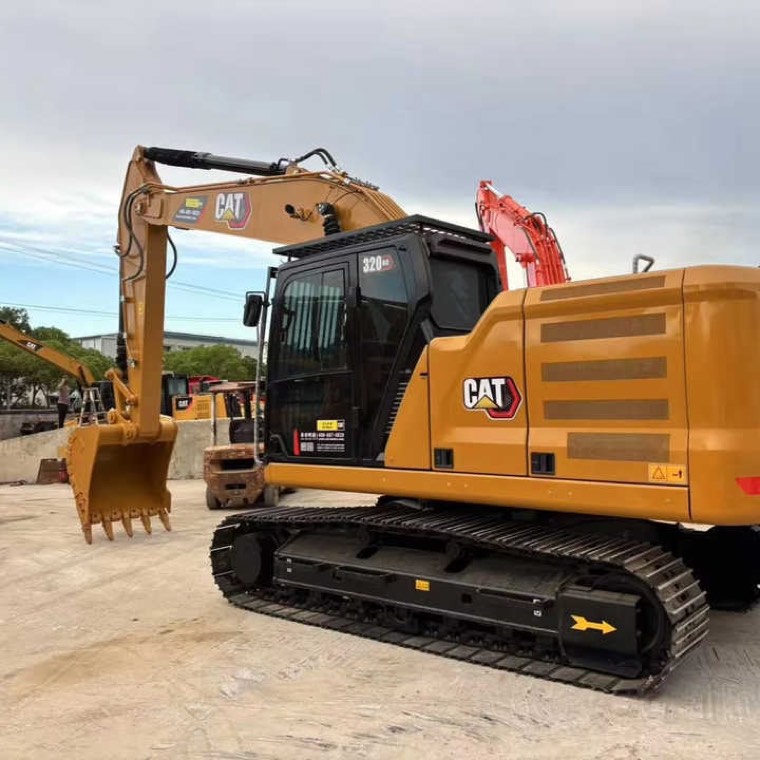 Pelle excavatrice CAT en parc fournisseur